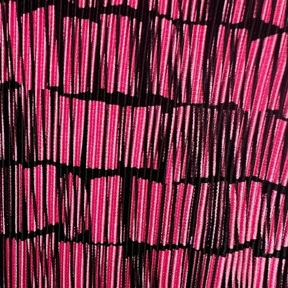 PLISSE BOLD PINK & BLACK PERMANENTLY PLEATED TEXTURE GEOMETRIC PATTERN.
SIZE XL - Picture 4 of 7